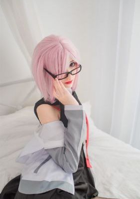 玩4p被3个男子伺候